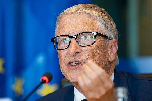 Bill Gates advierte sobre disrupción laboral por IA