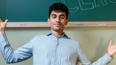 YouTuber mentor de admisiones llega a 10 millones de seguidores